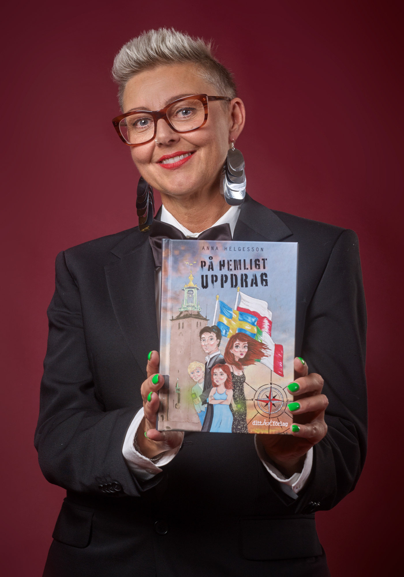 Anna Helgesson håller i sin nya bok På hemligt uppdrag